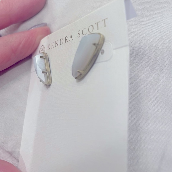 Kendra Scott Everett Stud Earrings, white banded agate, antique brass, beautiful - Picture 3 of 9